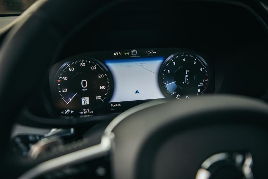 Панель приборов Volvo S60 T6 R-Design 2018 года  (NA) (фото 26 из 40)